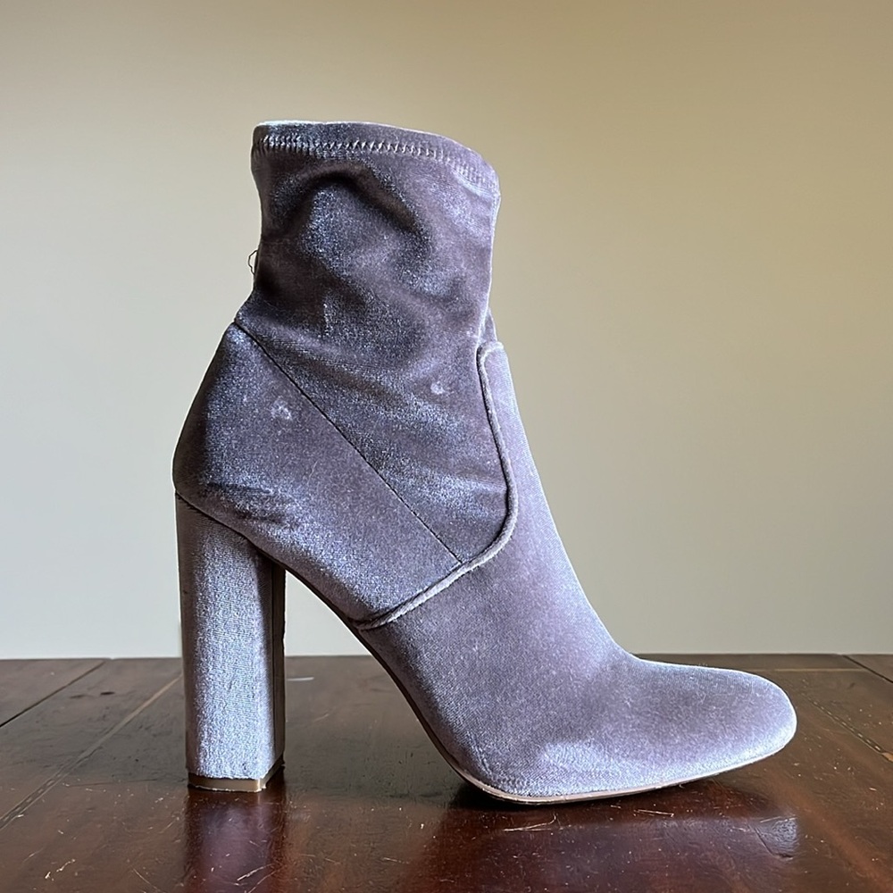 STEVE MADDEN - Stretch Velvet Ankle Boots in Lilac Gray - 8.5